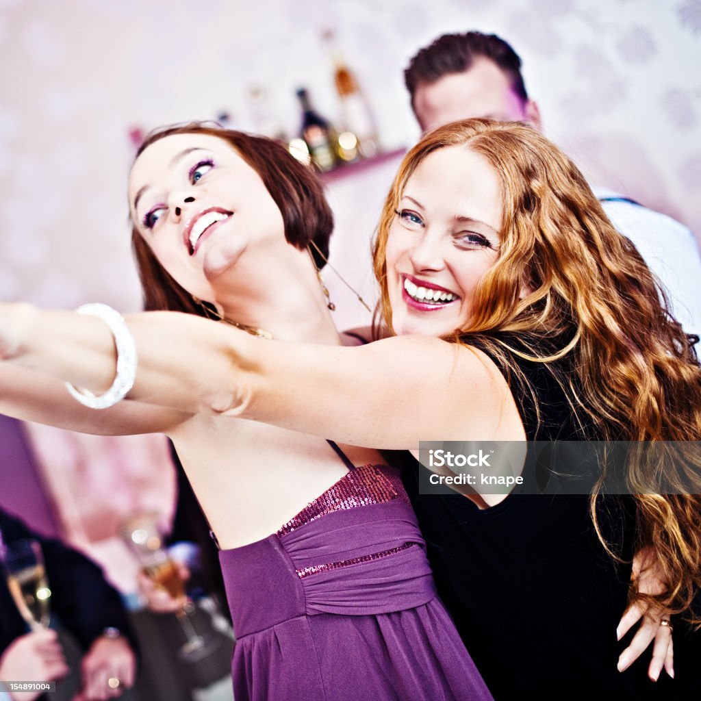 Amici ballare ad una festa - Foto stock royalty-free di 30-34 anni