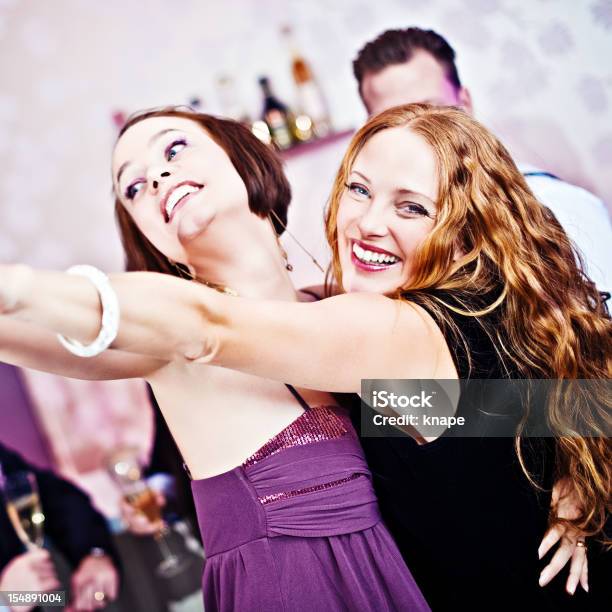 Foto de Amigos Dançando Em Uma Festa e mais fotos de stock de 30 Anos - 30 Anos, 30-34 Anos, 35-39 Anos