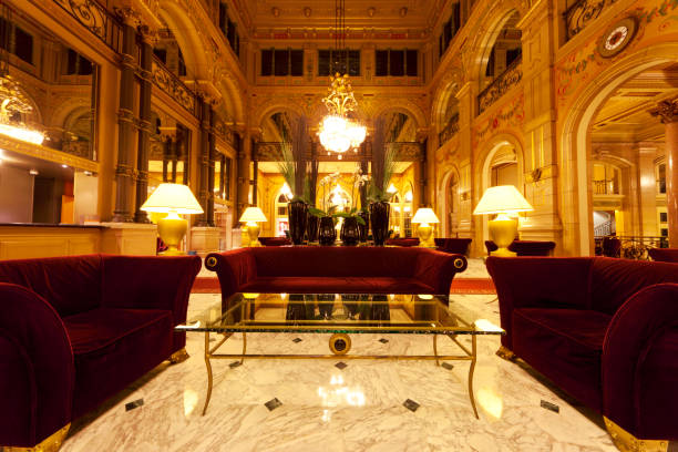 lobby del hotel de lujo, con columnas - hotel reception lobby hotel luxury fotografías e imágenes de stock