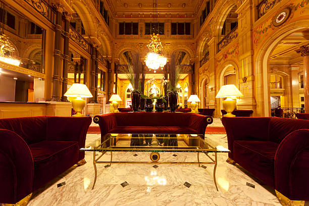 hall de l'hôtel de luxe avec des colonnes - hotel corridor entrance hall entrance photos et images de collection