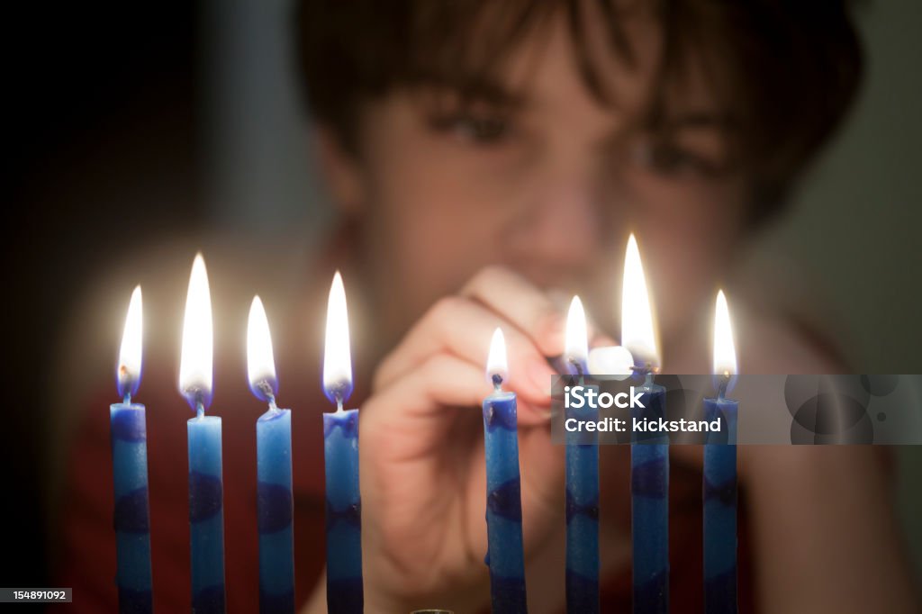 Garçon et Menorah - Photo de Ménora libre de droits