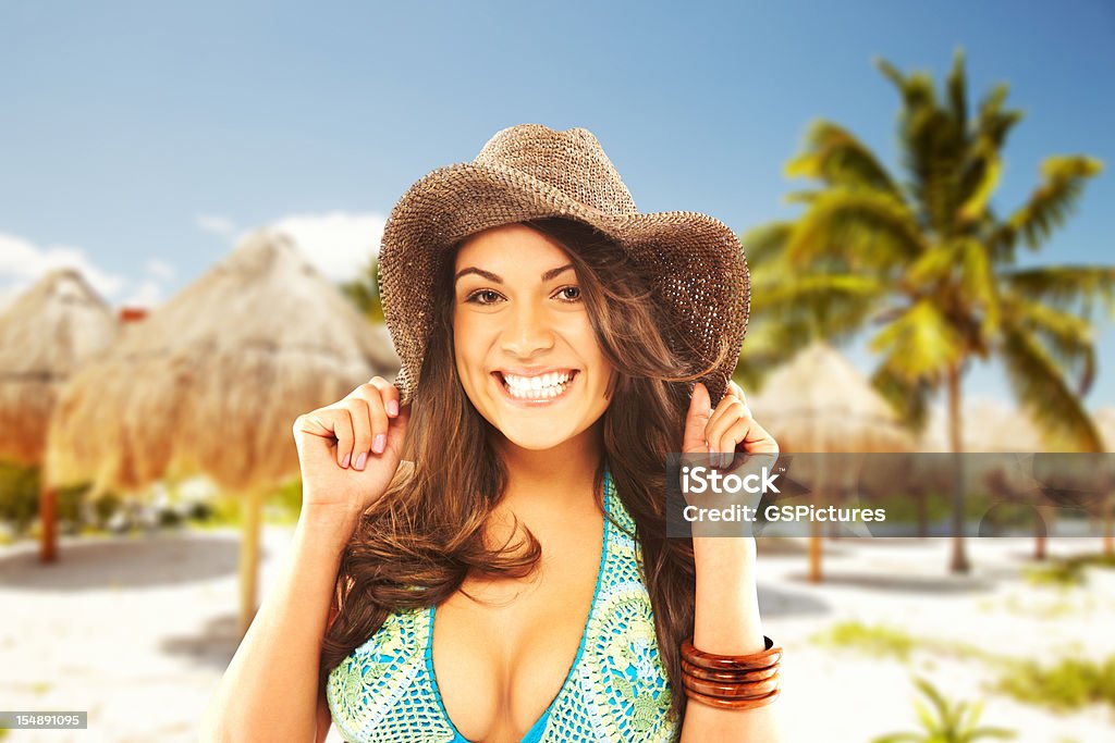 brunette hermosa Mujer sonriendo en una playa tropical - Foto de stock de Cancún libre de derechos