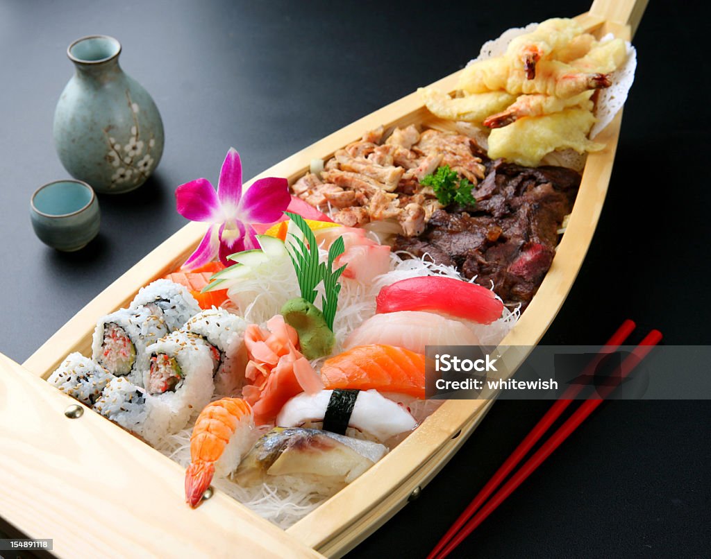 Bateau à sushis - Photo de Cuisine japonaise libre de droits