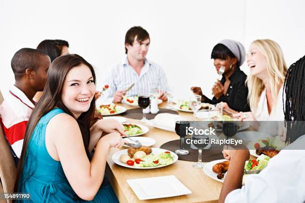 Buena Que Los Jóvenes Disfrutar De Comida Juntos Sonriendo Foto de stock y más banco de imágenes de 20 a 29 años