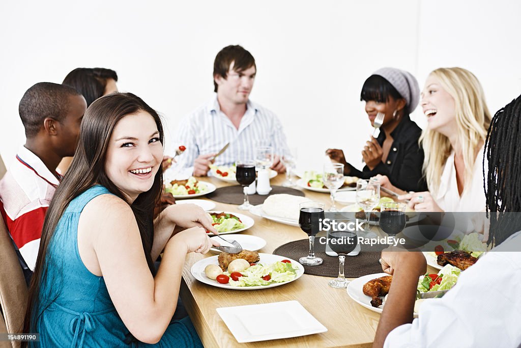 Dobry Patrząc młodych ludzi wspólne posiłki, Uśmiechać się - Zbiór zdjęć royalty-free (20-29 lat)