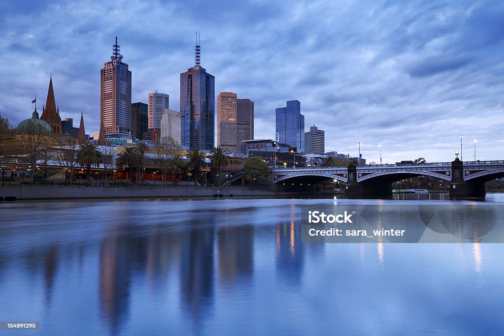 Edificios de la ciudad de Melbourne, Australia frente al río Yarra al atardecer - Foto de stock de Melbourne - Australia libre de derechos