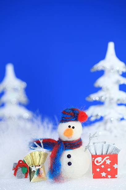 istock Christmas Snowman Shopping 154891362