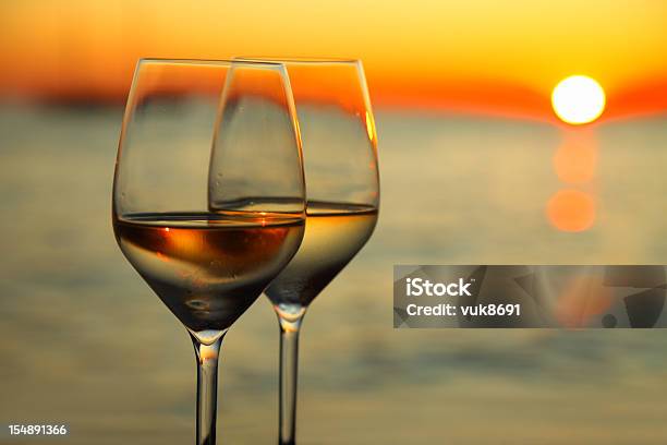 Dwie Szklanki Wina I Piękny Zachód Słońca - zdjęcia stockowe i więcej obrazów Alkohol - napój - Alkohol - napój, Białe wino, Brzeg wody