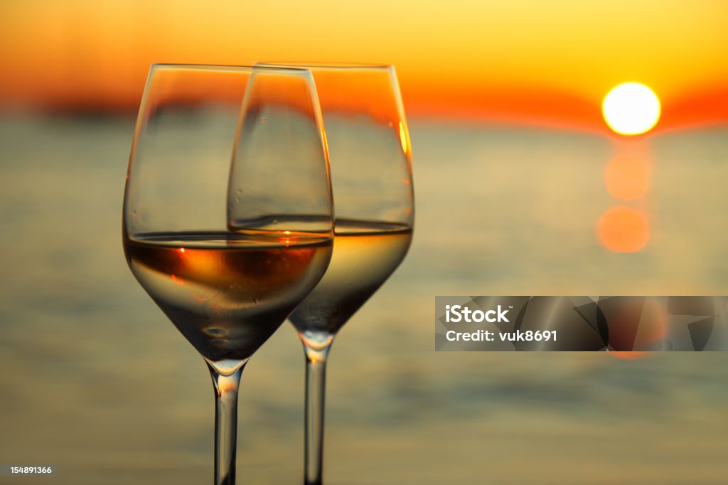 Dois copos de vinho e belo pôr-do-sol - Foto de stock de Ajardinado royalty-free