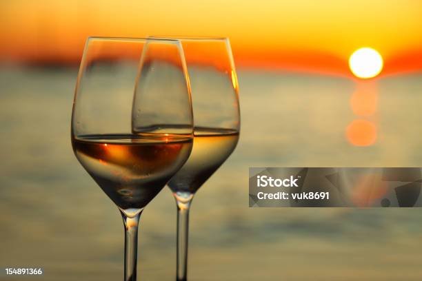 Foto de Dois Copos De Vinho E Belo Pôrdosol e mais fotos de stock de Ajardinado - Ajardinado, Amor, Beber