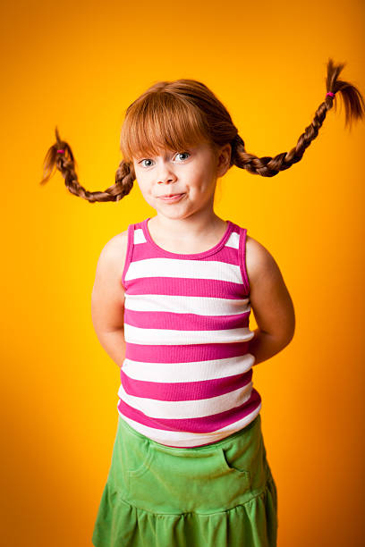 silly, red-haired dziewczyna ściąganie warg w górę fałdy - longstocking zdjęcia i obrazy z banku zdjęć