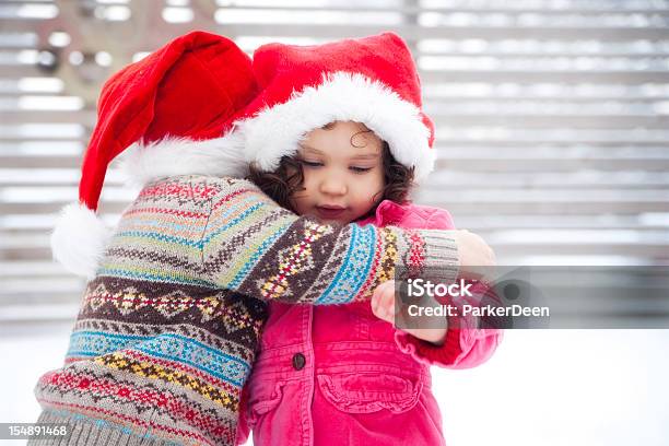 Photo libre de droit de Adorable Petite Fille Et Garçon Ensemble Dans La Neige Près Du banque d'images et plus d'images libres de droit de 2-3 ans