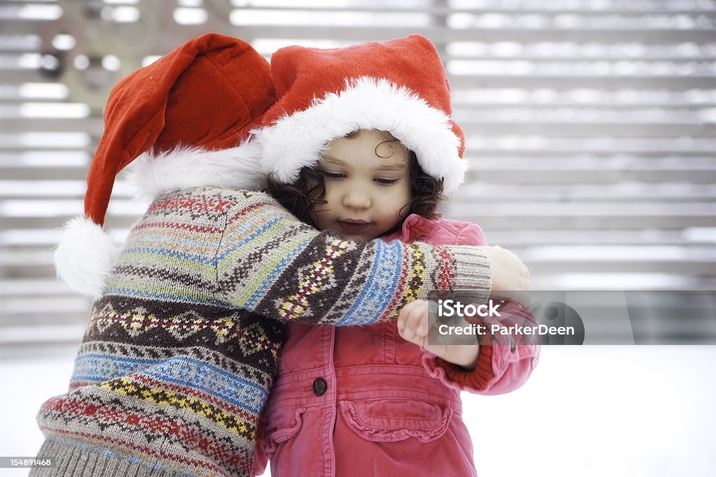 Urocza dziewczynka i chłopiec objąć w śniegu razem - Zbiór zdjęć royalty-free (2-3 lata)