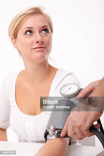 Pomiar Ciśnienia Krwi - zdjęcia stockowe i więcej obrazów Miernik ciśnienia krwi - Miernik ciśnienia krwi, Zawód pielęgniarski, Białe tło