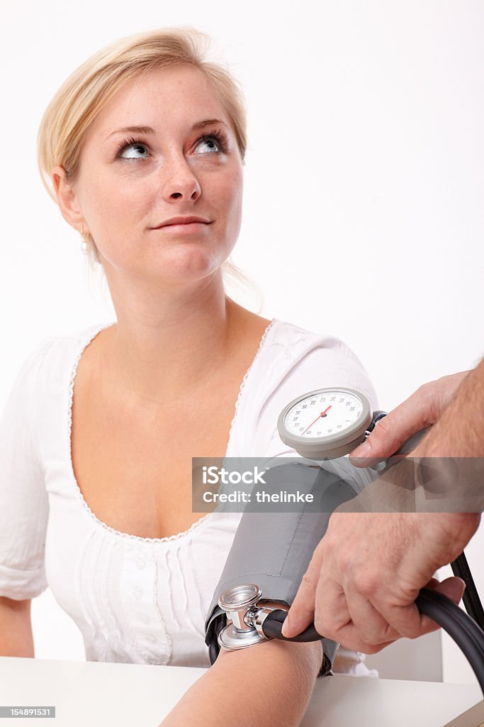 Medir a pressão arterial - Foto de stock de Medidor de tensão arterial royalty-free