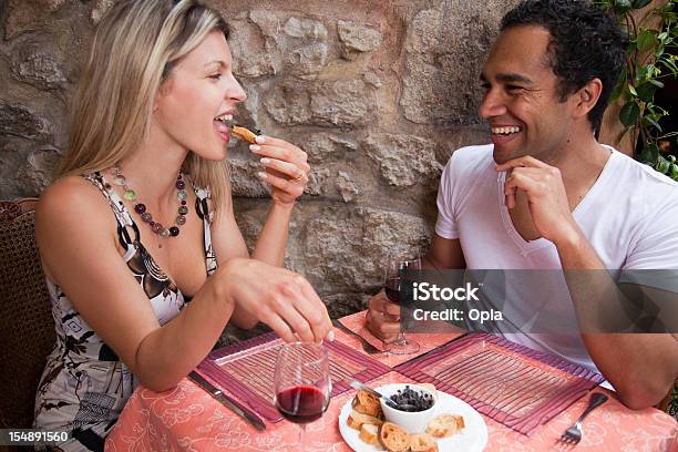 Photo libre de droit de Jeune Couple Au Restaurant banque d'images et plus d'images libres de droit de Amitié - Amitié, Boire, Groupe multi-ethnique