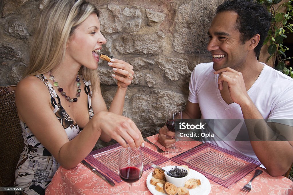 Молодая пара в ресторане - Стоковые фото Дружба роялти-фри