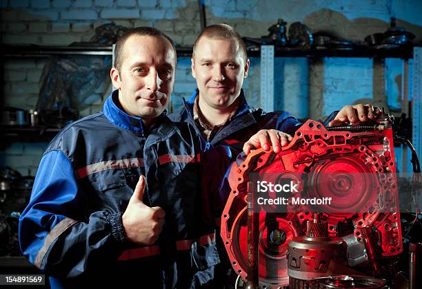 Zwei Mechanik In Werkstatt Stockfoto und mehr Bilder von Arbeiten - Arbeiten, Arbeiter, Auto