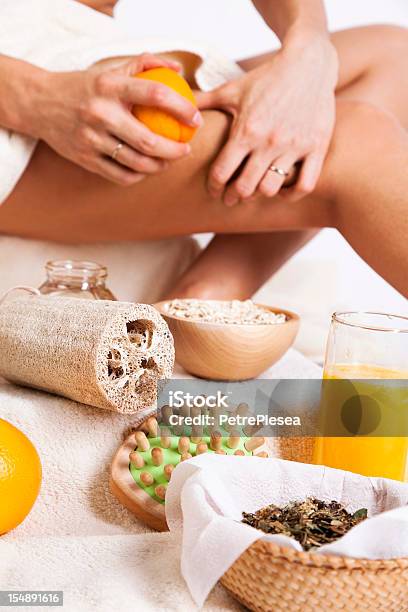 Cura Di Corpo Organic Trattamento Per La Pelle Massaggio Con Arancio Avena Il Miele - Fotografie stock e altre immagini di Cellulite - Caratteristica della pelle