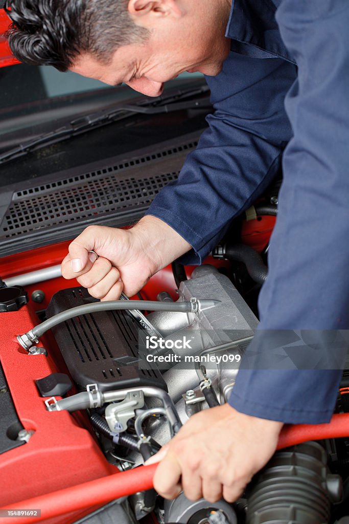 Mechanik pracuje na samochód silnik - Zbiór zdjęć royalty-free (Część)