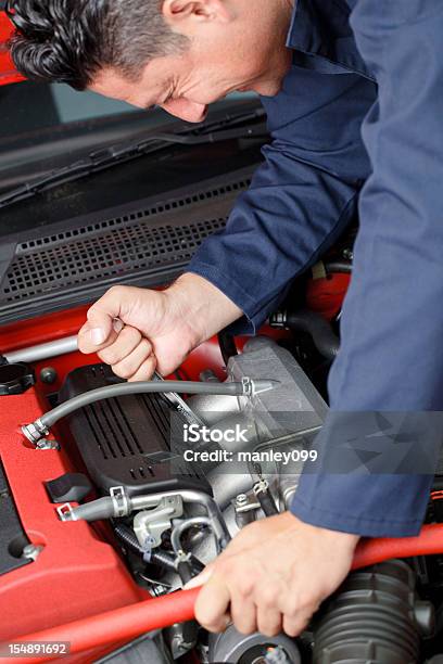 Mechanik Pracuje Na Samochód Silnik - zdjęcia stockowe i więcej obrazów Część - Część, Fotografika, Klucz - ręczne narzędzie