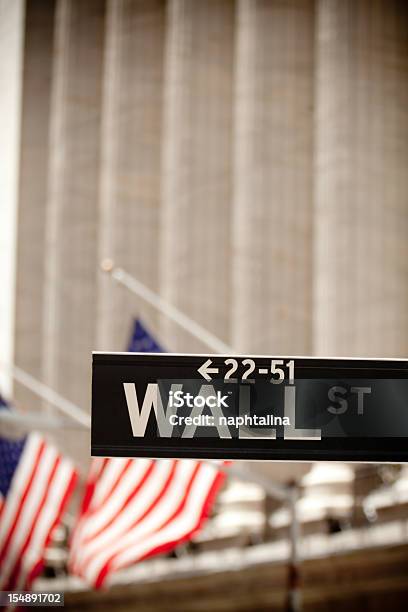 Wallstreetschild Und American Flags Stockfoto und mehr Bilder von Amerikanische Flagge - Amerikanische Flagge, Architektonische Säule, Außenaufnahme von Gebäuden