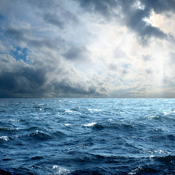 tempesta sul mare - incoming storm foto e immagini stock
