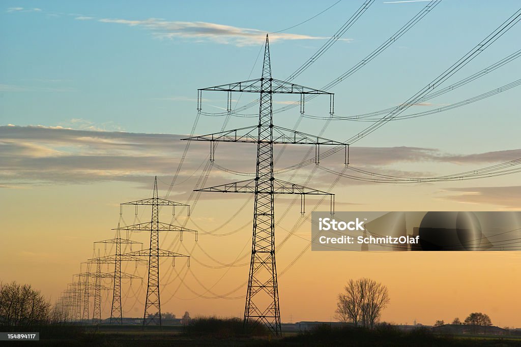 Les pylônes électriques dans le coucher de soleil - Photo de Acier libre de droits