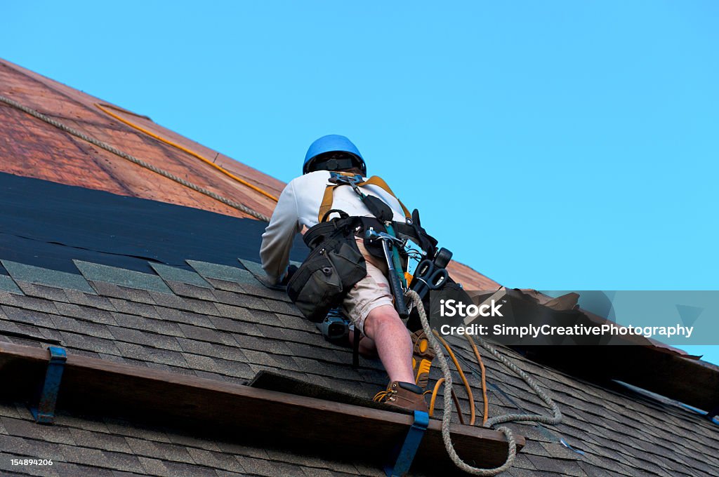 屋根の建設作業員 - 屋根職人のロイヤリティフリーストックフォト