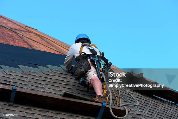 屋根の建設作業員 - 屋根職人のストックフォトや画像を多数ご用意 - 屋根職人, 安全用ハーネス, 屋根
