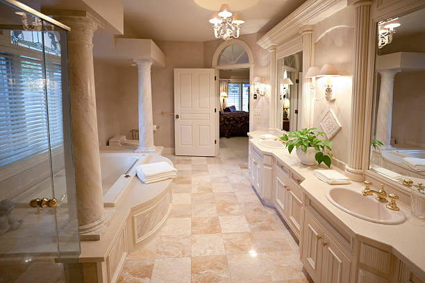 luksusowa marmurowa łazienka wnętrza domu - bathroom home addition bathtub blinds zdjęcia i obrazy z banku zdjęć