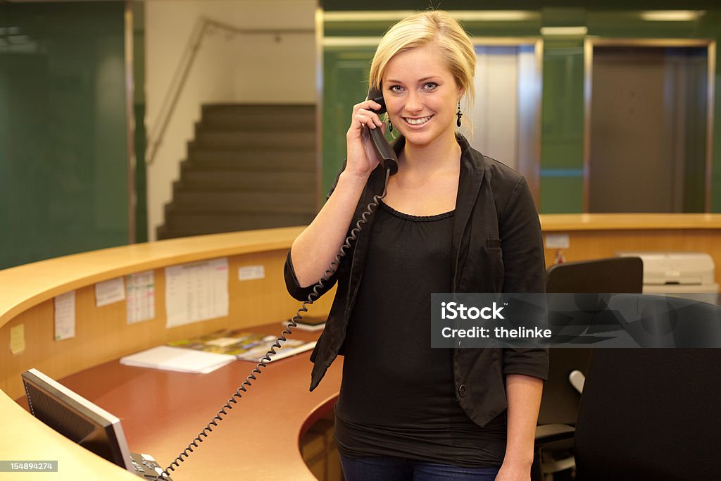 Mujer en la recepción - Foto de stock de Escritorio libre de derechos