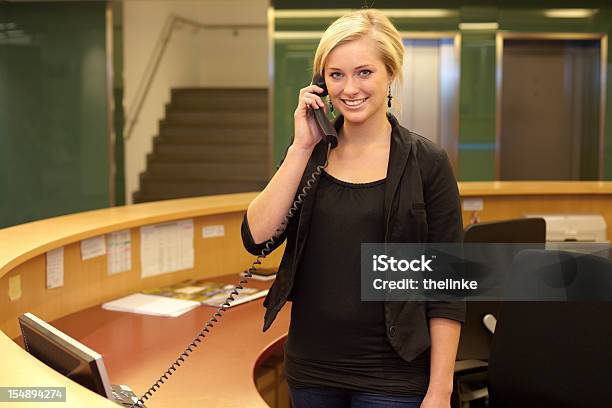 Mujer En La Recepción Foto de stock y más banco de imágenes de Escritorio - Escritorio, Sala de espera - Característica de edificio, 20 a 29 años