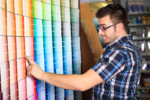 client à la recherche de la peinture de couleur quincaillerie - warehouse store retail shopping photos et images de collection