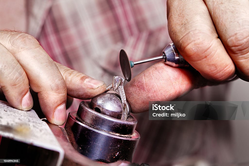 Reparar anillo de diamante - Foto de stock de Joyas libre de derechos