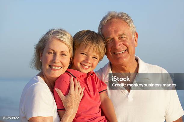 Großeltern Mit Enkel Strandurlaub Zu Genießen Stockfoto und mehr Bilder von Großeltern - Großeltern, Strand, Aktiver Senior