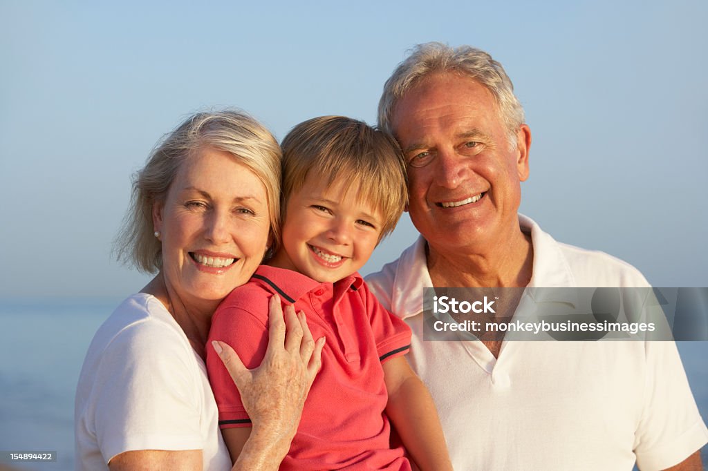 Avós com neto desfrutar de férias na praia - Foto de stock de Avós e Avôs royalty-free