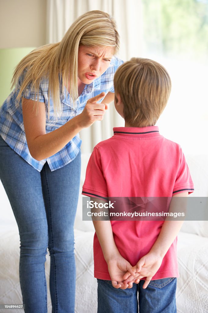 Mãe dizendo a filha em Casa - Royalty-free Criança Foto de stock