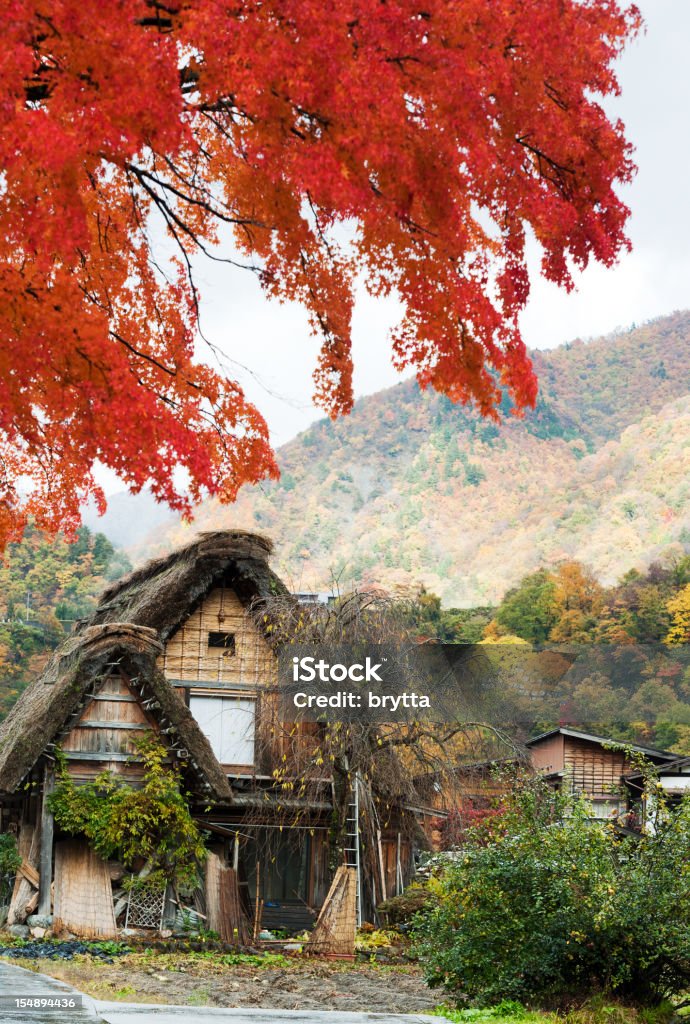 Traditionelle hölzerne Bauernhaus house und rot-Ahorn, Shirikawago, Japan - Lizenzfrei Außenaufnahme von Gebäuden Stock-Foto