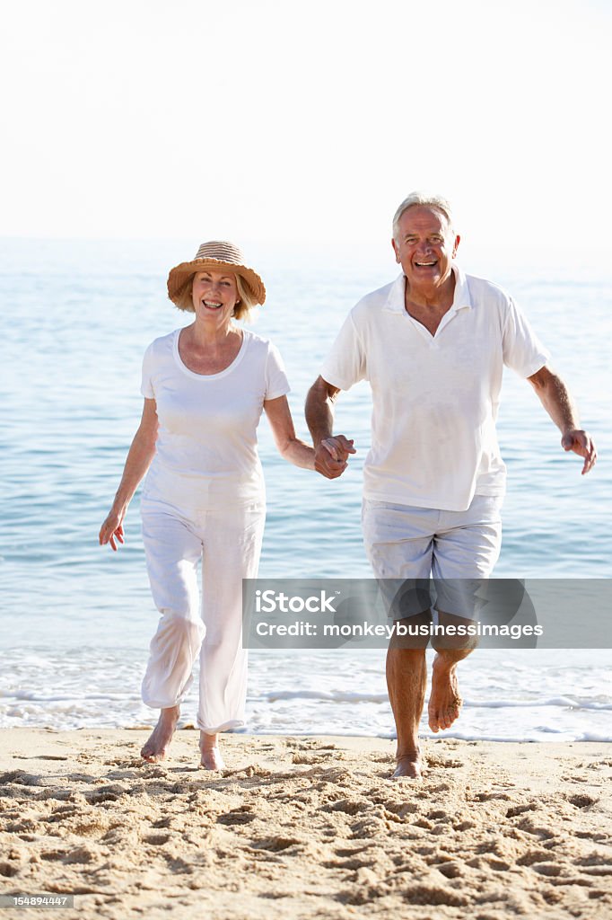 Coppia Senior godendo spiaggia vacanza - Foto stock royalty-free di 60-69 anni
