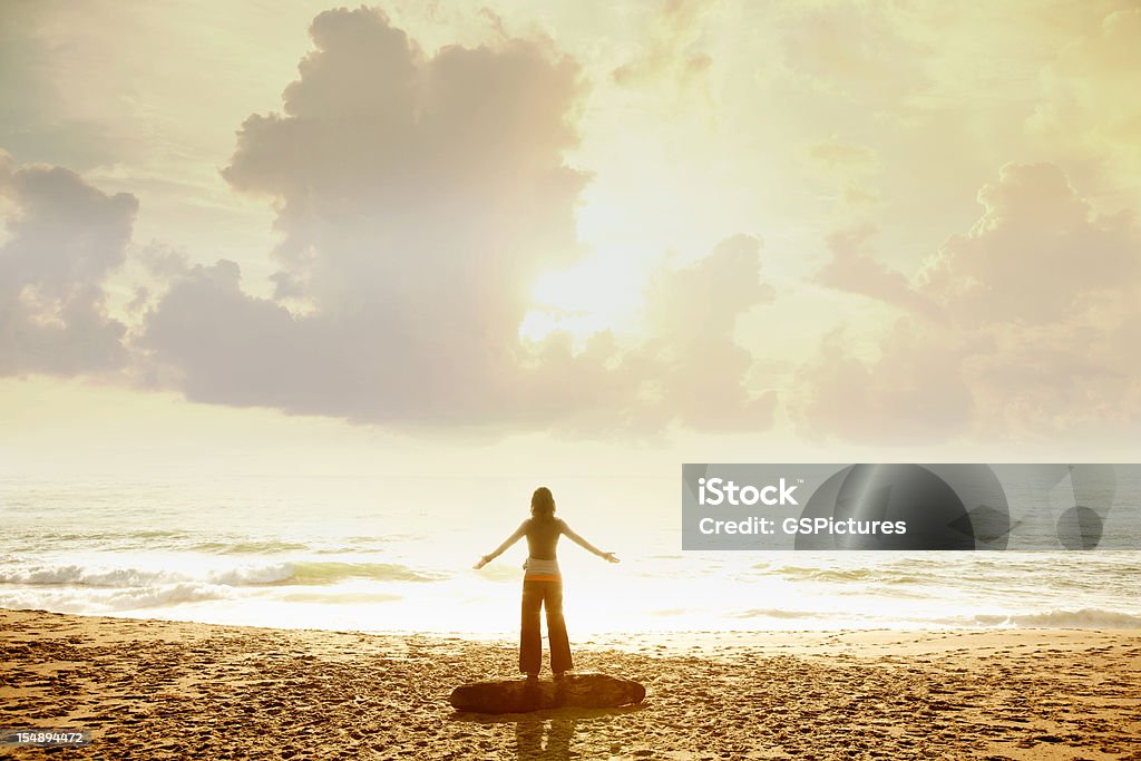 Mujer en la playa con brazos ampliada - Foto de stock de Brazos estirados libre de derechos