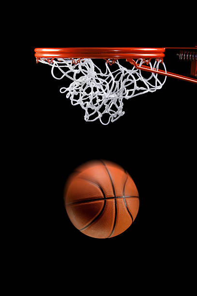 palla e canestro da basket rete vista laterale - basketball slam dunk basketball hoop sport foto e immagini stock