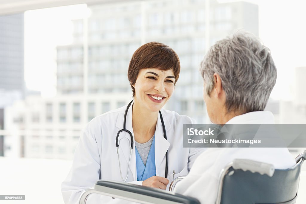 Medico controllando sul Suo paziente - Foto stock royalty-free di 60-69 anni