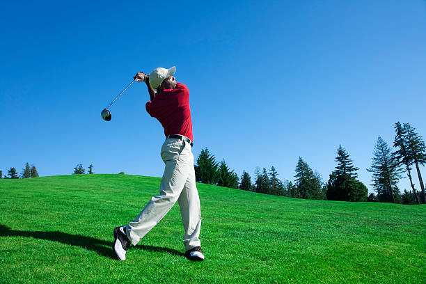 oscillazione di golf - golf playing teeing off men foto e immagini stock