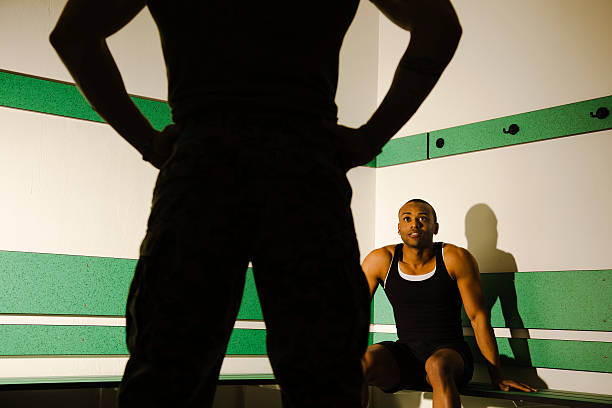 le premier jour de formation de boot camp d'entraînement de remise en forme - exercising motivation looking up african descent photos et images de collection