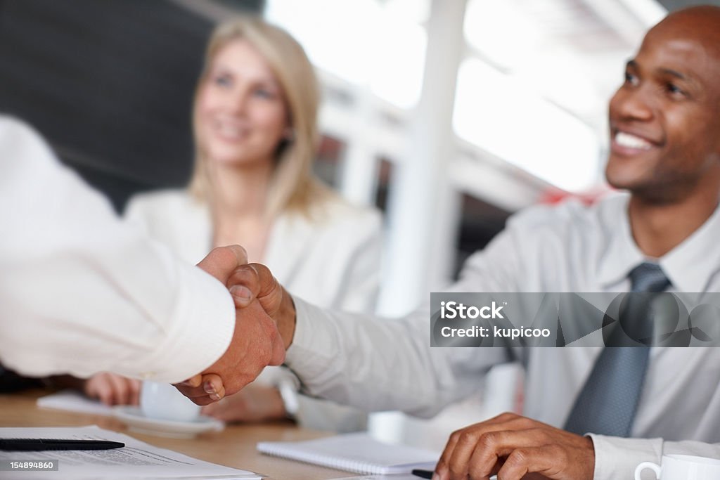 Estrechar las manos después de una exitosa reunión de negocios - Foto de stock de Estrechar las manos libre de derechos