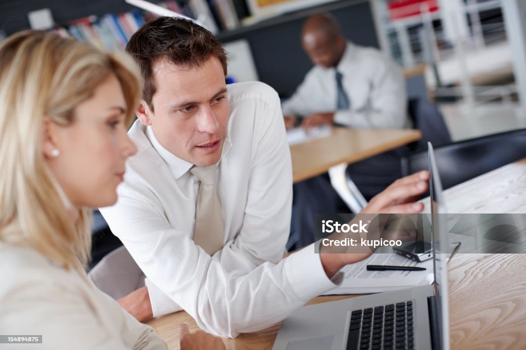 Homem explicar planos de negócios com colegas no laptop - Foto de stock de Computador royalty-free