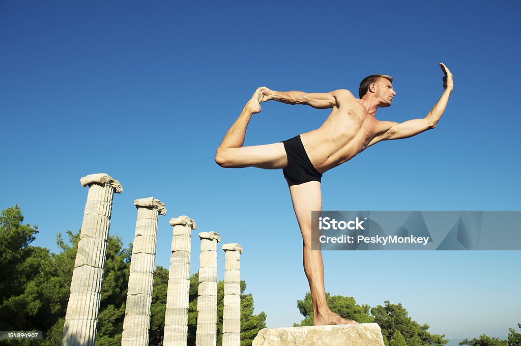 Homme frappe Posture de la Grèce antique classique à colonnes - Photo de Antiquité grecque libre de droits
