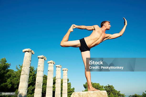 Uomo Posa Colpisce Classica Con Colonne Dellantica Grecia - Fotografie stock e altre immagini di Antica Grecia