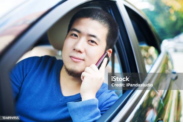 Asiatischen Mann Mit Dem Auto Stockfoto und mehr Bilder von 2000 - 2000, 2000-2009, Am Telefon